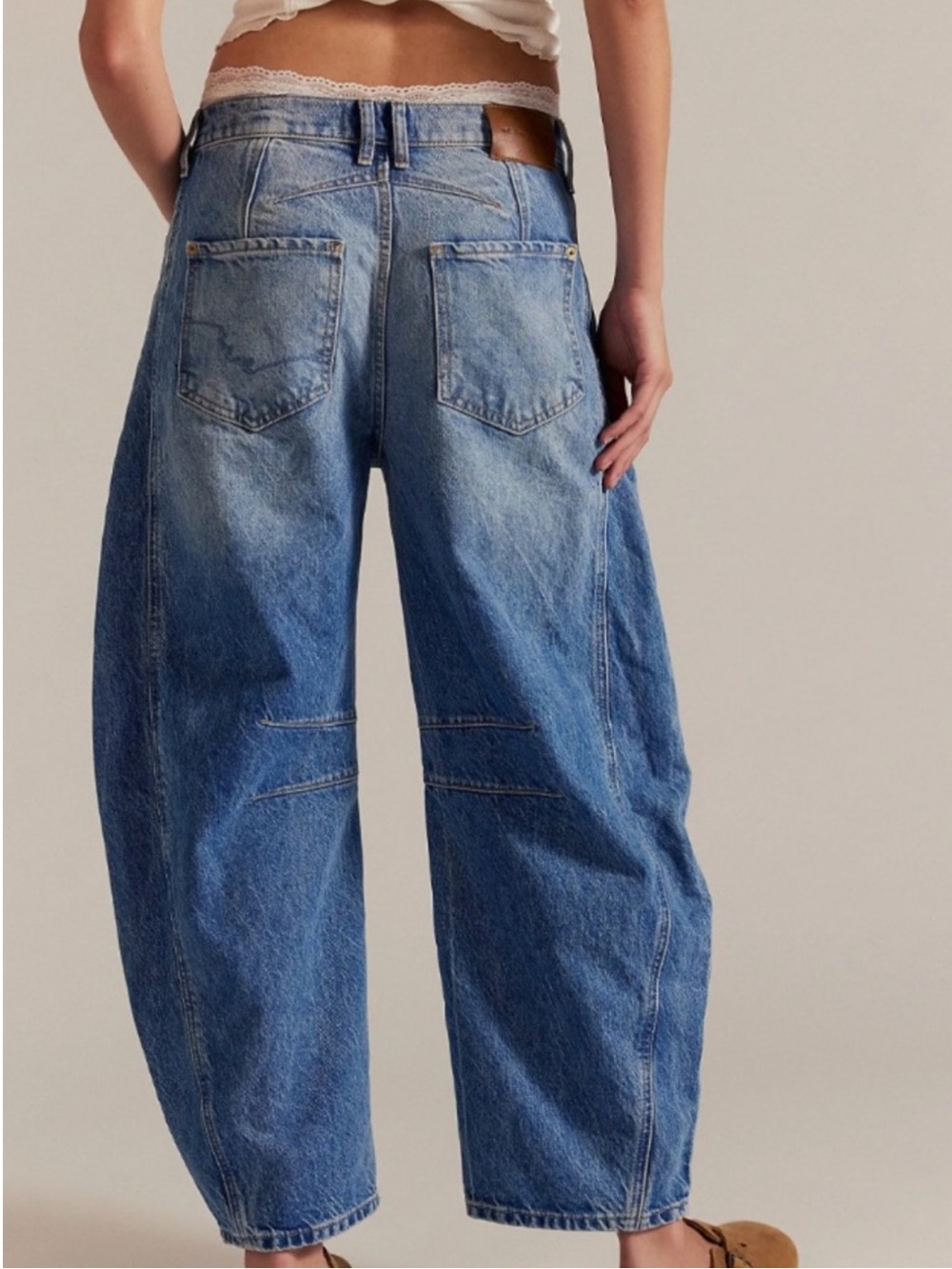 Good Luck Mid-Rise Barrel Jeans
We The Free
NWT
Color: Ultra Light Beam